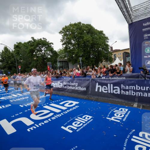 29.06.2025 - hella hamburg halbmarathon Zöllner http://msf.ph/oto/8417688 29.06.2025 10:51:21 Ziel 1461, 1817, 2364, 2636, 2718, 4404, 4814, 5600, 6657, 6776, 8316, 8930, 8989, 9476, 10480, 10667, 11124, 11512, 11625, 12016, 13047, 14865, 14994, 18019, 18489 meine-sportfotos.de