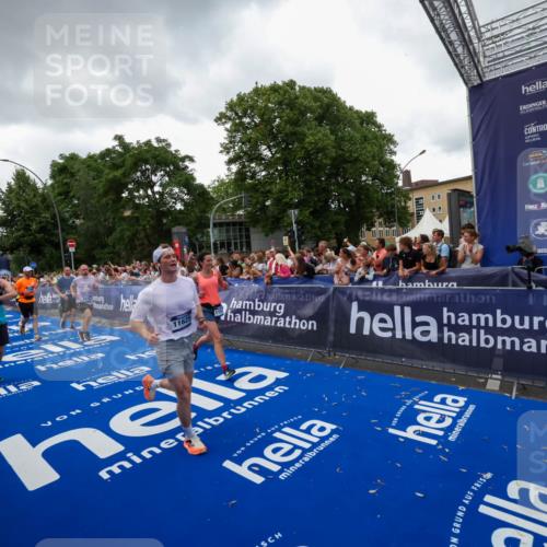 29.06.2025 - hella hamburg halbmarathon Zöllner http://msf.ph/oto/8417695 29.06.2025 10:51:21 Ziel 1461, 1817, 2364, 2636, 2718, 4404, 4814, 5600, 6657, 6776, 8316, 8930, 8989, 9476, 10480, 10667, 11124, 11512, 11625, 12016, 13047, 14865, 14994, 18019, 18489 meine-sportfotos.de