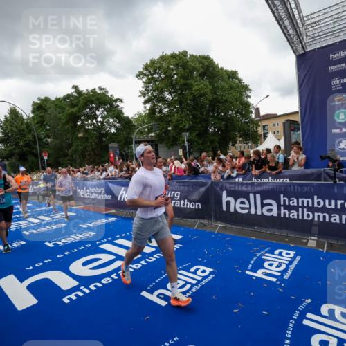 29.06.2025 - hella hamburg halbmarathon Zöllner http://msf.ph/oto/8417699 29.06.2025 10:51:22 Ziel 1461, 1817, 2364, 2636, 2718, 4814, 6657, 6776, 8316, 8930, 8989, 9476, 10480, 10667, 11124, 11512, 11625, 12016, 13047, 14865, 14994, 18019, 18489 meine-sportfotos.de