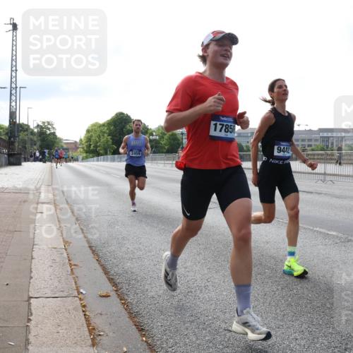 29.06.2025 - hella hamburg halbmarathon Lena Gebhardt http://msf.ph/oto/8417711 29.06.2025 09:41:21 Lombardsbrücke 2459, 17856, 9442, 2459, 7834, 7963, 9442, 10234, 11624, 14360, 14766, 15526, 16484, 17856, 17886 meine-sportfotos.de