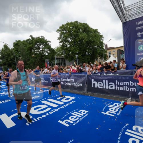 29.06.2025 - hella hamburg halbmarathon Zöllner http://msf.ph/oto/8417723 29.06.2025 10:51:23 Ziel 1461, 1817, 2364, 2411, 2636, 2718, 4814, 6657, 6776, 8316, 8930, 8989, 9214, 9476, 10480, 10667, 11124, 11512, 12016, 13047, 14865, 14994, 16357, 18019, 18489 meine-sportfotos.de