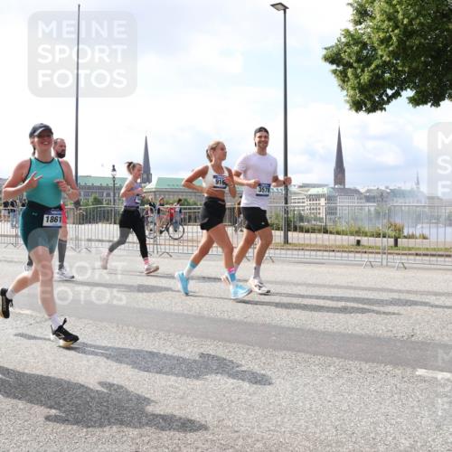 29.06.2025 - hella hamburg halbmarathon Lena Gebhardt http://msf.ph/oto/8417727 29.06.2025 10:05:24 Lombardsbrücke 1861, 18617, 916, 3578, 1863, 1936, 1981, 2288, 2298, 2424, 2624, 3071, 3413, 3461, 3578, 4014, 4220, 4782, 5073, 6059, 6907, 6908, 7302, 7826, 8089, 8999, 9007, 9019, 9075, 9165, 9559, 9680, 9736, 9737, 9738, 10343, 10694, 10791, 10998, 11595, 11784, 11873, 11958, 12557, 13221, 13242, 13327, 13717, 14203, 14465, 14642, 16092, 16134, 16478, 16546, 16847, 17112, 17707, 17731, 17818, 18189, 18616, 18617, 19034, 19248 meine-sportfotos.de