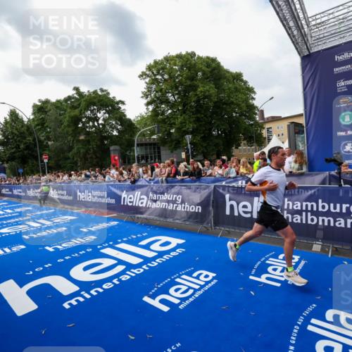 29.06.2025 - hella hamburg halbmarathon Zöllner http://msf.ph/oto/8417729 29.06.2025 10:29:11 Ziel 3043, 8473, 10171, 10351, 16157, 19194 meine-sportfotos.de