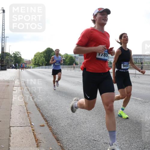 29.06.2025 - hella hamburg halbmarathon Lena Gebhardt http://msf.ph/oto/8417736 29.06.2025 09:41:21 Lombardsbrücke 2459, 1785, 9442, 2459, 7834, 7963, 9442, 10234, 11624, 14360, 14766, 15526, 16484, 17856, 17886 meine-sportfotos.de