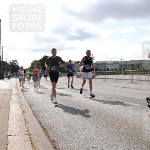 29.06.2025 - hella hamburg halbmarathon Lena Gebhardt http://msf.ph/oto/8417756 29.06.2025 09:51:13 Lombardsbrücke 16761, 12385, 11, 1136, 1256, 1441, 1677, 1912, 1920, 1941, 1962, 2546, 2579, 2972, 3056, 3523, 3700, 3947, 4759, 4854, 4888, 4889, 4893, 4999, 5026, 5087, 5275, 5387, 5506, 5752, 5916, 6080, 6429, 6593, 6639, 6686, 6687, 6721, 6901, 7110, 7116, 7284, 7378, 7635, 7693, 7962, 8091, 8122, 8319, 8574, 8966, 9262, 9313, 9371, 9380, 9755, 9833, 9885, 10193, 10415, 10469, 11049, 11284, 11907, 11959, 12153, 14201 meine-sportfotos.de