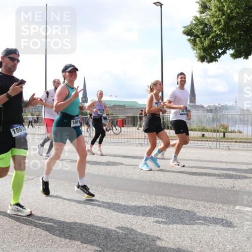 29.06.2025 - hella hamburg halbmarathon Lena Gebhardt http://msf.ph/oto/8417758 29.06.2025 10:05:24 Lombardsbrücke 1861, 1861, 1684, 3578, 1863, 1936, 1981, 2288, 2298, 2424, 2624, 3071, 3413, 3461, 3578, 4014, 4220, 4782, 5073, 6059, 6907, 6908, 7302, 7826, 8089, 8999, 9007, 9019, 9075, 9165, 9559, 9680, 9736, 9737, 9738, 10343, 10694, 10791, 10998, 11595, 11784, 11873, 11958, 12557, 13221, 13242, 13327, 13717, 14203, 14465, 14642, 16092, 16134, 16478, 16546, 16847, 17112, 17707, 17731, 17818, 18189, 18616, 18617, 19034, 19248 meine-sportfotos.de