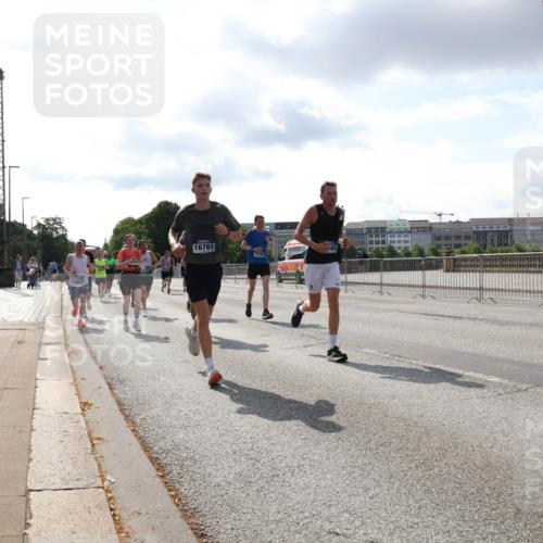 29.06.2025 - hella hamburg halbmarathon Lena Gebhardt http://msf.ph/oto/8417775 29.06.2025 09:51:13 Lombardsbrücke 16761, 3700, 119, 1136, 1256, 1441, 1677, 1912, 1920, 1941, 1962, 2546, 2579, 2972, 3056, 3523, 3700, 3947, 4759, 4854, 4888, 4889, 4893, 4999, 5026, 5087, 5275, 5387, 5506, 5752, 5916, 6080, 6429, 6593, 6639, 6686, 6687, 6721, 6901, 7110, 7116, 7284, 7378, 7635, 7693, 7962, 8091, 8122, 8319, 8574, 8966, 9262, 9313, 9371, 9380, 9755, 9833, 9885, 10193, 10415, 10469, 11049, 11284, 11907, 11959, 12153, 14201 meine-sportfotos.de