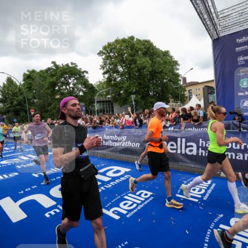 29.06.2025 - hella hamburg halbmarathon Zöllner http://msf.ph/oto/8417779 29.06.2025 10:51:24 Ziel 1461, 1817, 2364, 2411, 2636, 2718, 2946, 4814, 6657, 6776, 8316, 8930, 8989, 9214, 9476, 9656, 10480, 10667, 11124, 12016, 13047, 14865, 14994, 15950, 16357, 18019, 18489 meine-sportfotos.de