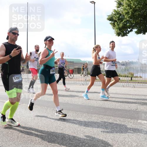 29.06.2025 - hella hamburg halbmarathon Lena Gebhardt http://msf.ph/oto/8417785 29.06.2025 10:05:24 Lombardsbrücke 18617, 2075, 1861, 16847, 357, 1863, 1936, 1981, 2288, 2298, 2424, 2624, 3071, 3413, 3461, 3578, 4014, 4220, 4782, 5073, 6059, 6907, 6908, 7302, 7826, 8089, 8999, 9007, 9019, 9075, 9165, 9559, 9680, 9736, 9737, 9738, 10343, 10694, 10791, 10998, 11595, 11784, 11873, 11958, 12557, 13221, 13242, 13327, 13717, 14203, 14465, 14642, 16092, 16134, 16478, 16546, 16847, 17112, 17707, 17731, 17818, 18189, 18616, 18617, 19034, 19248 meine-sportfotos.de