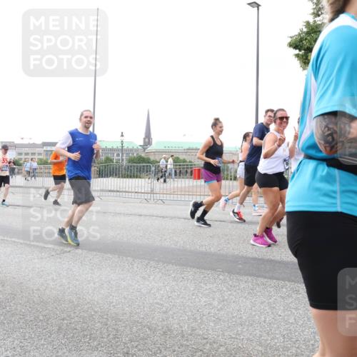 29.06.2025 - hella hamburg halbmarathon Lena Gebhardt http://msf.ph/oto/8417799 29.06.2025 10:52:02 Lombardsbrücke 11, 35, 1418, 1978, 2593, 3038, 3240, 3991, 4087, 4273, 4436, 4598, 4606, 4748, 4815, 5062, 5262, 5291, 5534, 5716, 5717, 6007, 6386, 6403, 6404, 6406, 6456, 6604, 6885, 6947, 6985, 7682, 7690, 7691, 8125, 8194, 8196, 8250, 8251, 8399, 8621, 9220, 9340, 9368, 9460, 9462, 9590, 9594, 9673, 9730, 10296, 10342, 10521, 10533, 10634, 10673, 10693, 10830, 10884, 11101, 11126, 11127, 11375, 11736, 11875, 11899, 11974, 12065, 12558 meine-sportfotos.de