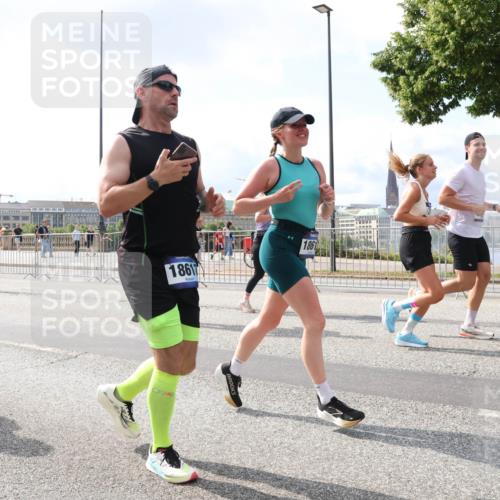 29.06.2025 - hella hamburg halbmarathon Lena Gebhardt http://msf.ph/oto/8417817 29.06.2025 10:05:24 Lombardsbrücke 18617, 1863, 1936, 1981, 2288, 2298, 2424, 2624, 3071, 3413, 3461, 3578, 4014, 4220, 4782, 5073, 6059, 6907, 6908, 7302, 7826, 8089, 8999, 9007, 9019, 9075, 9165, 9559, 9680, 9736, 9737, 9738, 10343, 10694, 10791, 10998, 11595, 11784, 11873, 11958, 12557, 13221, 13242, 13327, 13717, 14203, 14465, 14642, 16092, 16134, 16478, 16546, 16847, 17112, 17707, 17731, 17818, 18189, 18616, 18617, 19034, 19248 meine-sportfotos.de