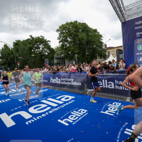 29.06.2025 - hella hamburg halbmarathon Zöllner http://msf.ph/oto/8417818 29.06.2025 10:51:26 Ziel 1817, 2364, 2411, 2636, 2718, 2946, 4814, 5820, 6776, 8989, 9214, 9656, 10667, 11124, 11422, 12016, 13047, 13792, 14865, 14994, 15871, 15950, 16357, 18489 meine-sportfotos.de