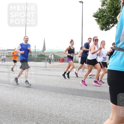 29.06.2025 - hella hamburg halbmarathon Lena Gebhardt http://msf.ph/oto/8417821 29.06.2025 10:52:02 Lombardsbrücke 9220, 1418, 1978, 2593, 3038, 3240, 3991, 4087, 4273, 4436, 4598, 4606, 4748, 4815, 5062, 5262, 5291, 5534, 5716, 5717, 6007, 6386, 6403, 6404, 6406, 6456, 6604, 6885, 6947, 6985, 7682, 7690, 7691, 8125, 8194, 8196, 8250, 8251, 8399, 8621, 9220, 9340, 9368, 9460, 9462, 9590, 9594, 9673, 9730, 10296, 10342, 10521, 10533, 10634, 10673, 10693, 10830, 10884, 11101, 11126, 11127, 11375, 11736, 11875, 11899, 11974, 12065, 12558 meine-sportfotos.de