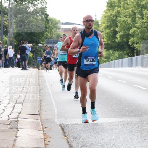 29.06.2025 - hella hamburg halbmarathon Lena Gebhardt http://msf.ph/oto/8417829 29.06.2025 09:41:27 Lombardsbrücke 10780, 1036, 16484, 2459, 4571, 7834, 7963, 9442, 10234, 10780, 11194, 11624, 15526, 16361, 16484, 17856, 17886 meine-sportfotos.de
