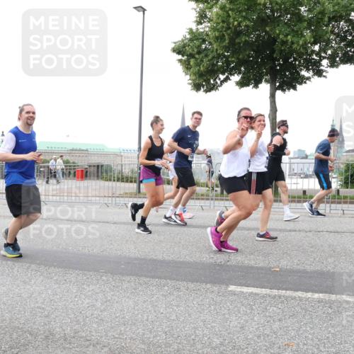29.06.2025 - hella hamburg halbmarathon Lena Gebhardt http://msf.ph/oto/8417842 29.06.2025 10:52:03 Lombardsbrücke 7253, 108, 1418, 1978, 2593, 3038, 3240, 3991, 4087, 4273, 4436, 4598, 4606, 4815, 5062, 5262, 5291, 5534, 5716, 5717, 6007, 6386, 6403, 6404, 6406, 6456, 6604, 6885, 6947, 6985, 7682, 7690, 7691, 8194, 8196, 8250, 8251, 8399, 8621, 9220, 9340, 9368, 9460, 9462, 9590, 9594, 9673, 9730, 10296, 10342, 10521, 10533, 10634, 10673, 10693, 10830, 10884, 11101, 11126, 11127, 11375, 11736, 11875, 11899, 11974, 12065, 12558 meine-sportfotos.de