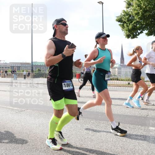 29.06.2025 - hella hamburg halbmarathon Lena Gebhardt http://msf.ph/oto/8417845 29.06.2025 10:05:24 Lombardsbrücke 034, 1861, 1861, 1863, 1936, 1981, 2288, 2298, 2424, 2624, 3071, 3413, 3461, 3578, 4014, 4220, 4782, 5073, 6059, 6907, 6908, 7302, 7826, 8089, 8999, 9007, 9019, 9075, 9165, 9559, 9680, 9736, 9737, 9738, 10343, 10694, 10791, 10998, 11595, 11784, 11873, 11958, 12557, 13221, 13242, 13327, 13717, 14203, 14465, 14642, 16092, 16134, 16478, 16546, 16847, 17112, 17707, 17731, 17818, 18189, 18616, 18617, 19034, 19248 meine-sportfotos.de
