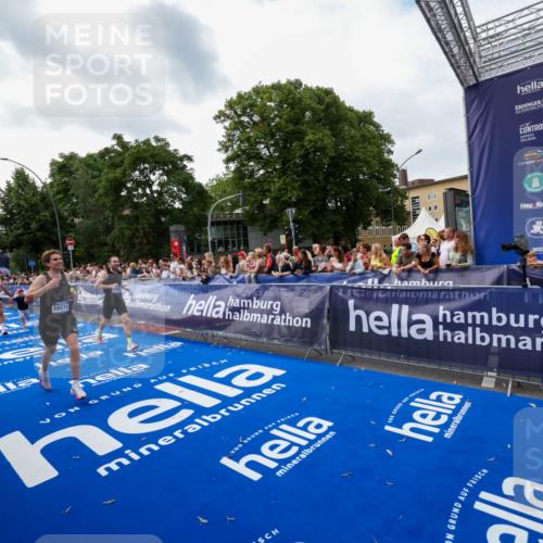 29.06.2025 - hella hamburg halbmarathon Zöllner http://msf.ph/oto/8417852 29.06.2025 10:29:14 Ziel 3043, 8473, 10171, 16157, 19194 meine-sportfotos.de
