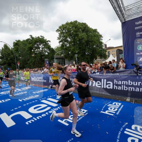 29.06.2025 - hella hamburg halbmarathon Zöllner http://msf.ph/oto/8417854 29.06.2025 10:51:27 Ziel 2364, 2411, 2636, 2718, 2946, 4814, 5820, 6776, 8989, 9214, 9656, 11124, 11422, 13047, 13792, 14865, 14994, 15871, 15950, 16357, 17131, 18489 meine-sportfotos.de