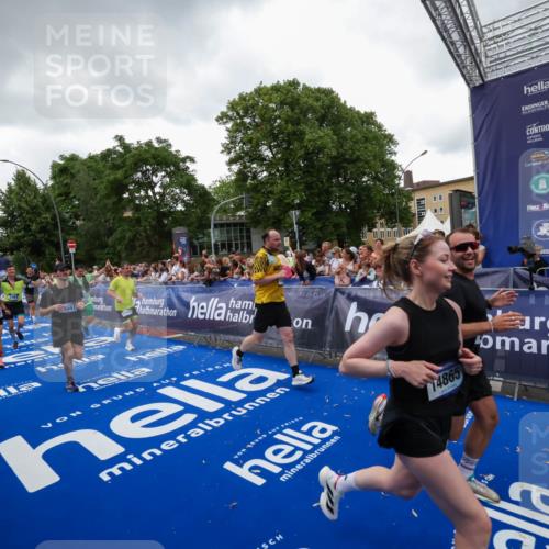 29.06.2025 - hella hamburg halbmarathon Zöllner http://msf.ph/oto/8417860 29.06.2025 10:51:28 Ziel 2364, 2411, 2946, 5820, 6776, 7943, 8989, 9214, 9656, 11124, 11422, 13047, 13792, 14865, 14994, 15871, 15950, 16357, 17131, 18489 meine-sportfotos.de