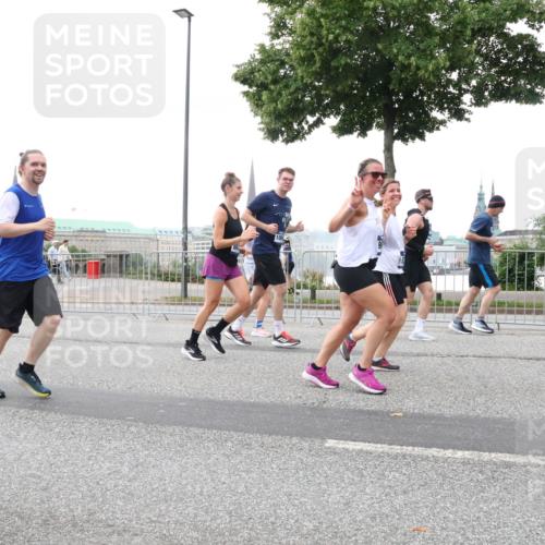 29.06.2025 - hella hamburg halbmarathon Lena Gebhardt http://msf.ph/oto/8417865 29.06.2025 10:52:03 Lombardsbrücke 1418, 1978, 2593, 3038, 3240, 3991, 4087, 4273, 4436, 4598, 4606, 4815, 5062, 5262, 5291, 5534, 5716, 5717, 6007, 6386, 6403, 6404, 6406, 6456, 6604, 6885, 6947, 6985, 7682, 7690, 7691, 8194, 8196, 8250, 8251, 8399, 8621, 9220, 9340, 9368, 9460, 9462, 9590, 9594, 9673, 9730, 10296, 10342, 10521, 10533, 10634, 10673, 10693, 10830, 10884, 11101, 11126, 11127, 11375, 11736, 11875, 11899, 11974, 12065, 12558 meine-sportfotos.de