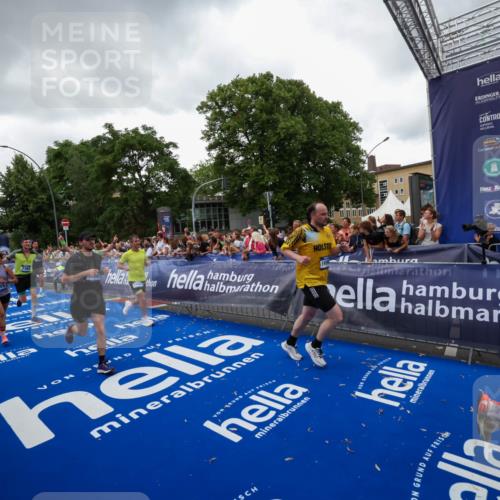 29.06.2025 - hella hamburg halbmarathon Zöllner http://msf.ph/oto/8417871 29.06.2025 10:51:28 Ziel 2364, 2411, 2946, 5820, 6776, 7943, 8989, 9214, 9656, 11124, 11422, 13047, 13792, 14865, 14994, 15871, 15950, 16357, 17131, 18489 meine-sportfotos.de