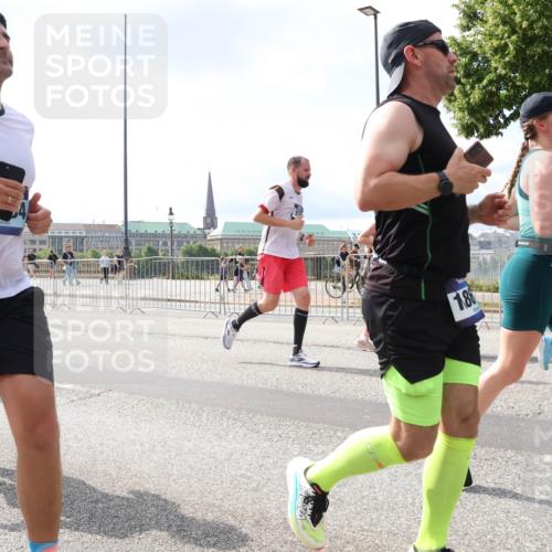 29.06.2025 - hella hamburg halbmarathon Lena Gebhardt http://msf.ph/oto/8417876 29.06.2025 10:05:25 Lombardsbrücke 1, 86, 165, 3578, 1863, 1936, 1981, 2288, 2298, 2424, 2624, 3071, 3413, 3461, 3578, 4014, 4220, 4782, 5073, 6059, 6907, 6908, 7302, 7826, 8089, 8999, 9007, 9075, 9165, 9339, 9559, 9680, 9736, 9737, 9738, 9917, 10343, 10694, 10791, 10998, 11595, 11784, 11873, 11958, 12557, 13221, 13327, 13717, 14203, 14465, 14642, 16092, 16134, 16478, 16546, 16847, 17112, 17707, 17731, 17740, 17818, 18189, 18616, 18617, 19034, 19248 meine-sportfotos.de