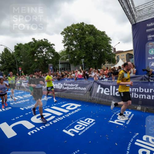 29.06.2025 - hella hamburg halbmarathon Zöllner http://msf.ph/oto/8417885 29.06.2025 10:51:28 Ziel 2364, 2411, 2946, 5820, 6776, 7943, 8989, 9214, 9656, 11124, 11422, 13047, 13792, 14865, 14994, 15871, 15950, 16357, 17131, 18489 meine-sportfotos.de
