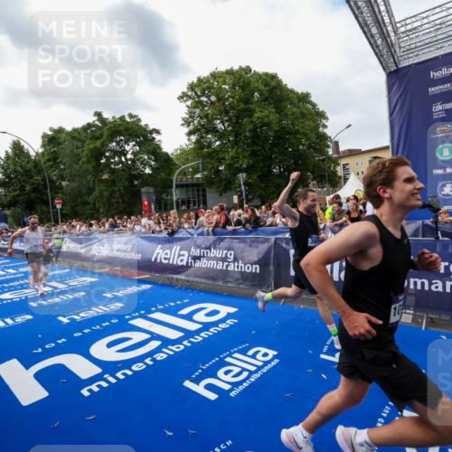 29.06.2025 - hella hamburg halbmarathon Zöllner http://msf.ph/oto/8417889 29.06.2025 10:29:15 Ziel 3043, 8473, 10171, 19194 meine-sportfotos.de