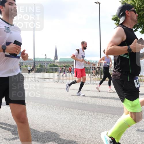 29.06.2025 - hella hamburg halbmarathon Lena Gebhardt http://msf.ph/oto/8417906 29.06.2025 10:05:25 Lombardsbrücke 3221, 1684, 18, 91, 1863, 1936, 1981, 2288, 2298, 2424, 2624, 3071, 3413, 3461, 3578, 4014, 4220, 4782, 5073, 6059, 6907, 6908, 7302, 7826, 8089, 8999, 9007, 9075, 9165, 9339, 9559, 9680, 9736, 9737, 9738, 9917, 10343, 10694, 10791, 10998, 11595, 11784, 11873, 11958, 12557, 13221, 13327, 13717, 14203, 14465, 14642, 16092, 16134, 16478, 16546, 16847, 17112, 17707, 17731, 17740, 17818, 18189, 18616, 18617, 19034, 19248 meine-sportfotos.de
