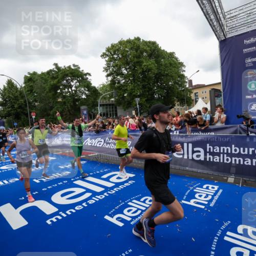 29.06.2025 - hella hamburg halbmarathon Zöllner http://msf.ph/oto/8417909 29.06.2025 10:51:29 Ziel 2364, 2411, 2946, 5820, 7943, 8989, 9214, 9656, 11124, 11422, 13047, 13403, 13792, 14994, 15871, 15950, 16357, 17131, 18489 meine-sportfotos.de