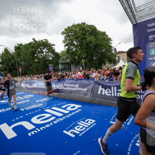 29.06.2025 - hella hamburg halbmarathon Zöllner http://msf.ph/oto/8417934 29.06.2025 10:51:30 Ziel 1335, 2364, 2411, 2946, 5820, 7943, 8989, 9214, 9656, 11124, 11422, 13403, 13792, 15871, 15950, 16357, 17131, 18489 meine-sportfotos.de