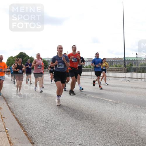 29.06.2025 - hella hamburg halbmarathon Lena Gebhardt http://msf.ph/oto/8417938 29.06.2025 10:18:01 Lombardsbrücke 1259, 5611, 5733, 7641, 9964, 1641, 81, 1015, 1159, 1160, 1204, 1268, 1274, 1325, 1458, 1554, 1622, 1641, 1749, 1795, 1982, 2087, 2094, 2147, 2259, 2548, 2634, 2931, 3125, 3138, 3292, 3321, 3482, 3977, 4218, 4710, 4738, 4804, 5002, 5004, 5290, 5611, 5733, 6254, 6270, 6336, 6352, 6786, 7094, 7258, 7413, 7641, 7649, 7838, 7882, 7883, 8067, 8128, 8144, 8248, 8607, 8799, 9400, 9539, 9717, 9734, 9798, 9844, 9848, 9964, 10174, 10332, 10509, 10908, 12498 meine-sportfotos.de