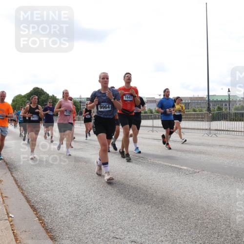 29.06.2025 - hella hamburg halbmarathon Lena Gebhardt http://msf.ph/oto/8417962 29.06.2025 10:18:01 Lombardsbrücke 5733, 5611, 7641, 9964, 1641, 1015, 1159, 1160, 1204, 1268, 1274, 1325, 1458, 1554, 1622, 1641, 1749, 1795, 1982, 2087, 2094, 2147, 2259, 2548, 2634, 2931, 3125, 3138, 3292, 3321, 3482, 3977, 4218, 4710, 4738, 4804, 5002, 5004, 5290, 5611, 5733, 6254, 6270, 6336, 6352, 6786, 7094, 7258, 7413, 7641, 7649, 7838, 7882, 7883, 8067, 8128, 8144, 8248, 8607, 8799, 9400, 9539, 9717, 9734, 9798, 9844, 9848, 9964, 10174, 10332, 10509, 10908, 12498 meine-sportfotos.de