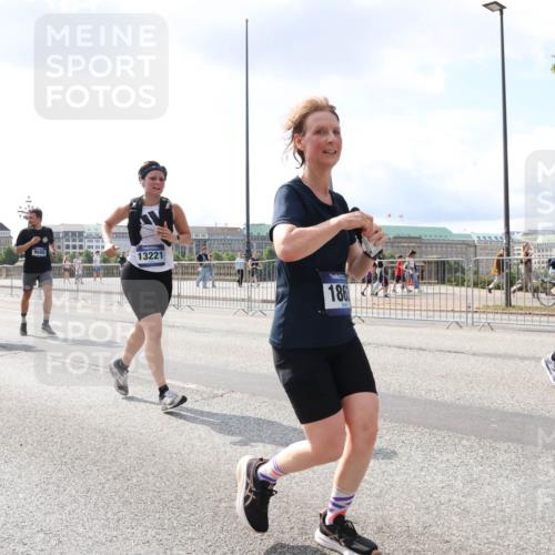 29.06.2025 - hella hamburg halbmarathon Lena Gebhardt http://msf.ph/oto/8417972 29.06.2025 10:05:25 Lombardsbrücke 13221, 186, 1863, 1936, 1981, 2288, 2298, 2424, 2624, 3071, 3413, 3461, 3578, 4014, 4220, 4782, 5073, 6059, 6907, 6908, 7302, 7826, 8089, 8999, 9007, 9075, 9165, 9339, 9559, 9680, 9736, 9737, 9738, 9917, 10343, 10694, 10791, 10998, 11595, 11784, 11873, 11958, 12557, 13221, 13327, 13717, 14203, 14465, 14642, 16092, 16134, 16478, 16546, 16847, 17112, 17707, 17731, 17740, 17818, 18189, 18616, 18617, 19034, 19248 meine-sportfotos.de