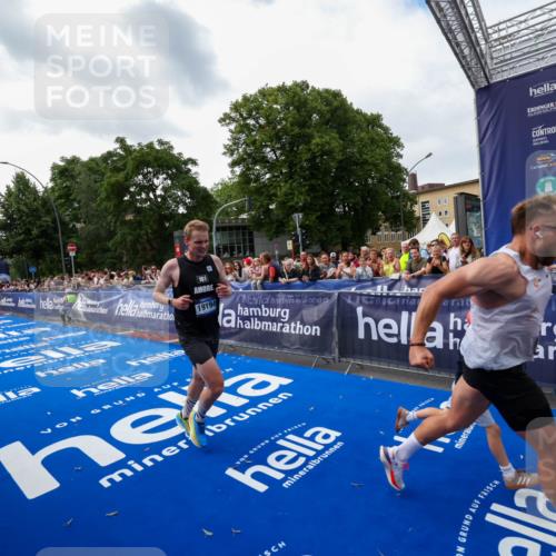 29.06.2025 - hella hamburg halbmarathon Zöllner http://msf.ph/oto/8417973 29.06.2025 10:29:17 Ziel 8473, 12287, 12337, 14395, 19194 meine-sportfotos.de