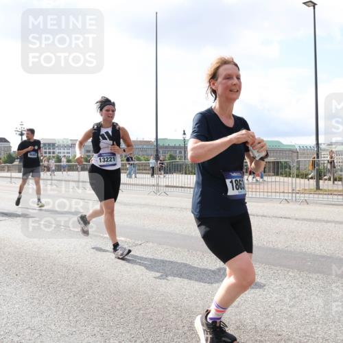 29.06.2025 - hella hamburg halbmarathon Lena Gebhardt http://msf.ph/oto/8417998 29.06.2025 10:05:25 Lombardsbrücke 11784, 13221, 1863, 1863, 1936, 1981, 2288, 2298, 2424, 2624, 3071, 3413, 3461, 3578, 4014, 4220, 4782, 5073, 6059, 6907, 6908, 7302, 7826, 8089, 8999, 9007, 9075, 9165, 9339, 9559, 9680, 9736, 9737, 9738, 9917, 10343, 10694, 10791, 10998, 11595, 11784, 11873, 11958, 12557, 13221, 13327, 13717, 14203, 14465, 14642, 16092, 16134, 16478, 16546, 16847, 17112, 17707, 17731, 17740, 17818, 18189, 18616, 18617, 19034, 19248 meine-sportfotos.de