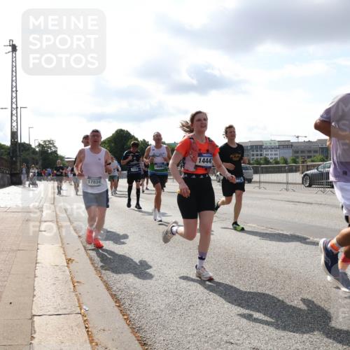 29.06.2025 - hella hamburg halbmarathon Lena Gebhardt http://msf.ph/oto/8418009 29.06.2025 09:51:15 Lombardsbrücke 17834, 1444, 18963, 7378, 7693, 1136, 1256, 1441, 1677, 1912, 1920, 1941, 1962, 2546, 2579, 2972, 3056, 3523, 3700, 3947, 4297, 4759, 4854, 4888, 4889, 4893, 4999, 5026, 5087, 5275, 5375, 5387, 5506, 5752, 5916, 6429, 6593, 6639, 6686, 6687, 6721, 6901, 7110, 7116, 7284, 7378, 7635, 7693, 7962, 8091, 8122, 8319, 8574, 8966, 9262, 9313, 9371, 9380, 9755, 9833, 9885, 10193, 10415, 10469, 11049, 11284, 11907, 11959, 12153, 14201 meine-sportfotos.de