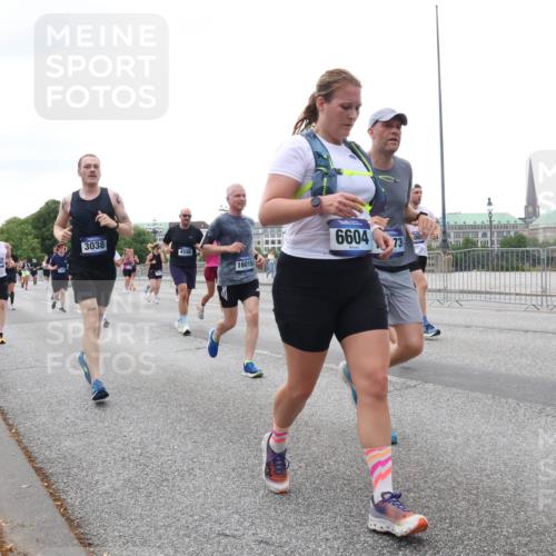 29.06.2025 - hella hamburg halbmarathon Lena Gebhardt http://msf.ph/oto/8418013 29.06.2025 10:52:04 Lombardsbrücke 20, 3038, 4598, 16015, 6604, 73, 06, 1418, 1978, 2593, 3038, 3240, 3645, 3991, 4087, 4273, 4436, 4598, 4606, 4815, 5062, 5262, 5291, 5534, 6007, 6386, 6403, 6404, 6406, 6456, 6604, 6885, 6947, 6985, 7682, 7690, 7691, 8194, 8196, 8250, 8251, 8399, 8621, 9220, 9340, 9368, 9460, 9462, 9590, 9594, 9673, 9730, 10296, 10342, 10521, 10533, 10634, 10673, 10693, 10830, 10884, 11101, 11126, 11127, 11375, 11736, 11875, 11899, 11974, 12065, 12558 meine-sportfotos.de