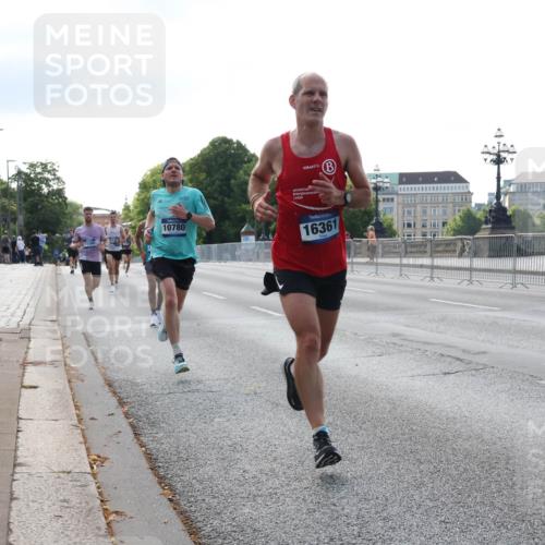 29.06.2025 - hella hamburg halbmarathon Lena Gebhardt http://msf.ph/oto/8418022 29.06.2025 09:41:32 Lombardsbrücke 10780, 16361, 2459, 4128, 4571, 7142, 7834, 7963, 9442, 10234, 10780, 11194, 11624, 12067, 12641, 13780, 14107, 16361, 16484, 17856, 17886 meine-sportfotos.de