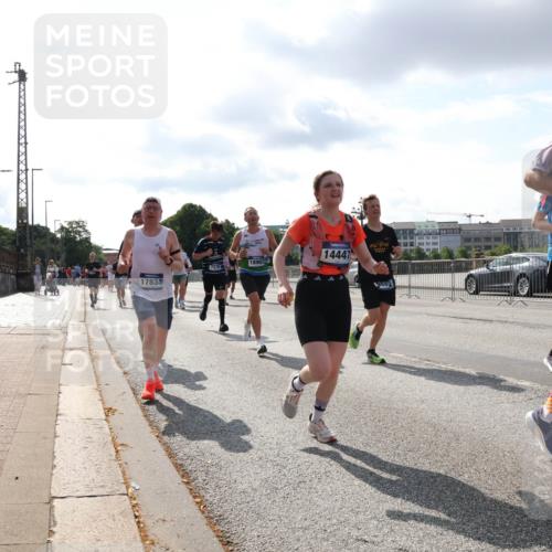 29.06.2025 - hella hamburg halbmarathon Lena Gebhardt http://msf.ph/oto/8418032 29.06.2025 09:51:15 Lombardsbrücke 17834, 14447, 18963, 7378, 7693, 9885, 1136, 1256, 1441, 1677, 1912, 1920, 1941, 1962, 2546, 2579, 2972, 3056, 3523, 3700, 3947, 4297, 4759, 4854, 4888, 4889, 4893, 4999, 5026, 5087, 5275, 5375, 5387, 5506, 5752, 5916, 6429, 6593, 6639, 6686, 6687, 6721, 6901, 7110, 7116, 7284, 7378, 7635, 7693, 7962, 8091, 8122, 8319, 8574, 8966, 9262, 9313, 9371, 9380, 9755, 9833, 9885, 10193, 10415, 10469, 11049, 11284, 11907, 11959, 12153, 14201 meine-sportfotos.de