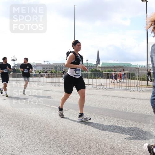 29.06.2025 - hella hamburg halbmarathon Lena Gebhardt http://msf.ph/oto/8418033 29.06.2025 10:05:26 Lombardsbrücke 12557, 9680, 13221, 186, 1863, 1936, 1981, 2288, 2298, 2424, 2624, 3071, 3413, 3461, 3578, 3929, 4014, 4220, 4782, 5073, 6059, 6907, 6908, 7302, 7826, 8089, 8999, 9007, 9075, 9165, 9339, 9559, 9680, 9736, 9737, 9738, 9917, 10343, 10694, 10791, 10998, 11595, 11784, 11873, 11958, 12557, 13221, 13327, 13717, 14203, 14465, 14642, 16092, 16478, 16546, 16847, 17112, 17707, 17731, 17740, 17818, 18189, 18616, 18617, 19034, 19248 meine-sportfotos.de