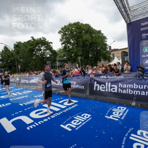 29.06.2025 - hella hamburg halbmarathon Zöllner http://msf.ph/oto/8418036 29.06.2025 10:51:34 Ziel 1335, 5820, 7943, 10691, 11422, 13403, 13792, 15871, 17131 meine-sportfotos.de