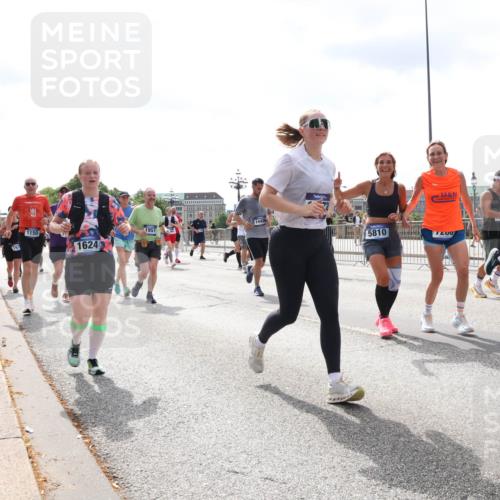 29.06.2025 - hella hamburg halbmarathon Lena Gebhardt http://msf.ph/oto/8418039 29.06.2025 10:42:33 Lombardsbrücke 1150, 18243, 1624, 1957, 5810, 1200, 132, 1150, 1360, 1624, 1656, 1752, 1929, 1957, 1964, 1994, 2069, 2134, 2401, 2523, 2538, 2580, 2940, 2941, 2974, 3276, 3283, 3605, 3874, 4092, 4105, 4329, 4334, 4353, 4385, 4778, 4885, 4891, 4892, 5403, 5417, 5419, 5671, 5810, 6120, 6764, 6828, 6837, 6917, 7040, 7260, 7357, 7513, 7557, 7666, 8014, 8161, 8459, 8525, 8526, 8529, 8712, 8816, 9008, 9370, 9980, 10027, 10454, 10532, 10697, 11142, 11710, 12151, 12441, 13241 meine-sportfotos.de