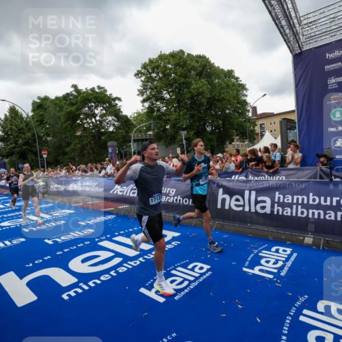 29.06.2025 - hella hamburg halbmarathon Zöllner http://msf.ph/oto/8418050 29.06.2025 10:51:34 Ziel 1335, 5820, 7943, 10691, 11422, 13403, 13792, 15871, 17131 meine-sportfotos.de