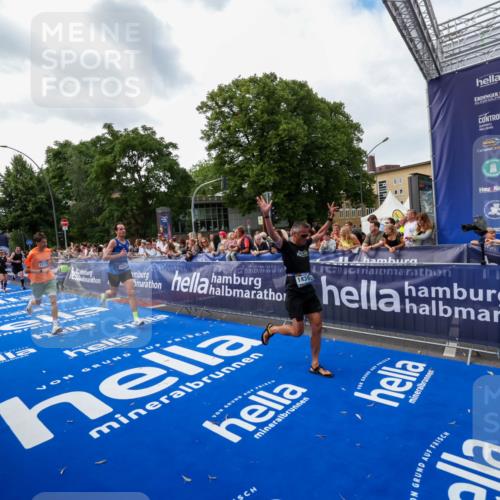 29.06.2025 - hella hamburg halbmarathon Zöllner http://msf.ph/oto/8418051 29.06.2025 10:29:24 Ziel 2075, 8975, 9571, 12287, 12337, 13838, 14164, 14395, 15880, 18737, 19203 meine-sportfotos.de