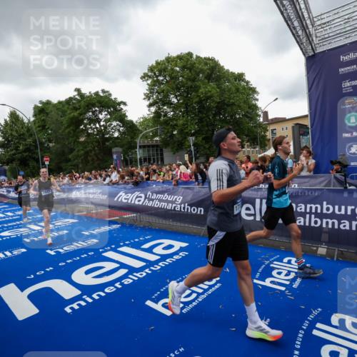 29.06.2025 - hella hamburg halbmarathon Zöllner http://msf.ph/oto/8418060 29.06.2025 10:51:35 Ziel 1335, 5008, 7943, 10691, 13403, 13792, 15871, 17131, 19007 meine-sportfotos.de