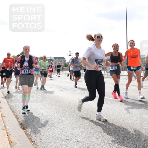 29.06.2025 - hella hamburg halbmarathon Lena Gebhardt http://msf.ph/oto/8418069 29.06.2025 10:42:33 Lombardsbrücke 1929, 1150, 1957, 1624, 18872, 5810, 7260, 18243, 1150, 1360, 1624, 1656, 1752, 1929, 1957, 1964, 1994, 2069, 2134, 2401, 2523, 2538, 2580, 2940, 2941, 2974, 3276, 3283, 3605, 3874, 4092, 4105, 4329, 4334, 4353, 4385, 4778, 4885, 4891, 4892, 5403, 5417, 5419, 5671, 5810, 6120, 6764, 6828, 6837, 6917, 7040, 7260, 7357, 7513, 7557, 7666, 8014, 8161, 8459, 8525, 8526, 8529, 8712, 8816, 9008, 9370, 9980, 10027, 10454, 10532, 10697, 11142, 11710, 12151, 12441, 13241 meine-sportfotos.de