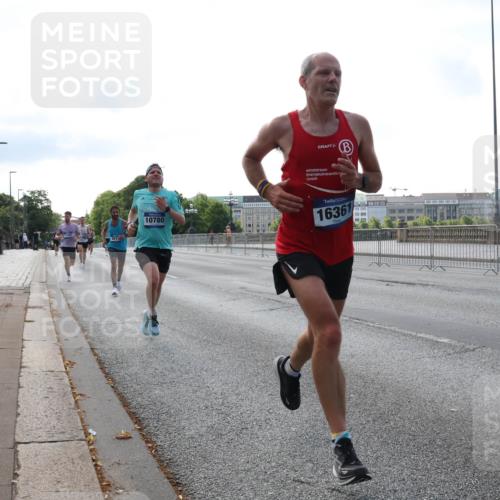 29.06.2025 - hella hamburg halbmarathon Lena Gebhardt http://msf.ph/oto/8418072 29.06.2025 09:41:32 Lombardsbrücke 10780, 16361, 2459, 4128, 4571, 7142, 7834, 7963, 9442, 10234, 10780, 11194, 11624, 12067, 12641, 13780, 14107, 16361, 16484, 17856, 17886 meine-sportfotos.de