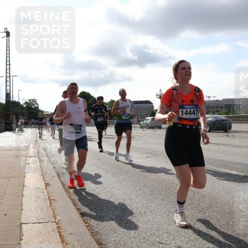 29.06.2025 - hella hamburg halbmarathon Lena Gebhardt http://msf.ph/oto/8418079 29.06.2025 09:51:15 Lombardsbrücke 17834, 7378, 18963, 14447, 1136, 1256, 1441, 1677, 1912, 1920, 1941, 1962, 2546, 2579, 2972, 3056, 3523, 3700, 3947, 4297, 4759, 4854, 4888, 4889, 4893, 4999, 5026, 5087, 5275, 5375, 5387, 5506, 5752, 5916, 6429, 6593, 6639, 6686, 6687, 6721, 6901, 7110, 7116, 7284, 7378, 7635, 7693, 7962, 8091, 8122, 8319, 8574, 8966, 9262, 9313, 9371, 9380, 9755, 9833, 9885, 10193, 10415, 10469, 11049, 11284, 11907, 11959, 12153, 14201 meine-sportfotos.de