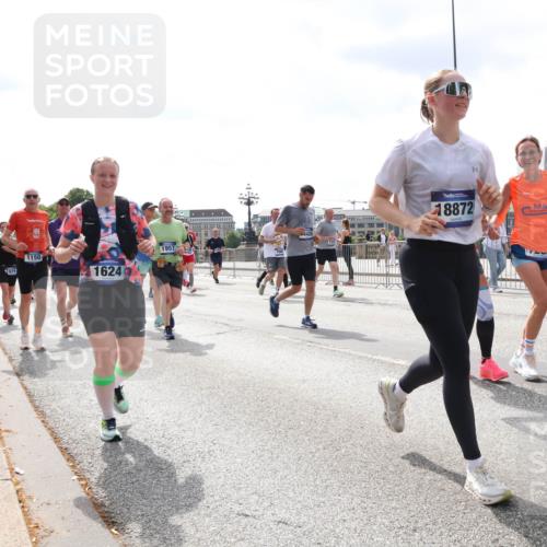 29.06.2025 - hella hamburg halbmarathon Lena Gebhardt http://msf.ph/oto/8418096 29.06.2025 10:42:33 Lombardsbrücke 1929, 1150, 1624, 1957, 4426, 18872, 10872, 1150, 1360, 1624, 1656, 1752, 1929, 1957, 1964, 1994, 2069, 2134, 2401, 2523, 2538, 2580, 2940, 2941, 2974, 3276, 3283, 3605, 3874, 4092, 4105, 4329, 4334, 4353, 4385, 4778, 4885, 4891, 4892, 5403, 5417, 5419, 5671, 5810, 6120, 6764, 6828, 6837, 6917, 7040, 7260, 7357, 7513, 7557, 7666, 8014, 8161, 8459, 8525, 8526, 8529, 8712, 8816, 9008, 9370, 9980, 10027, 10454, 10532, 10697, 11142, 11710, 12151, 12441, 13241 meine-sportfotos.de